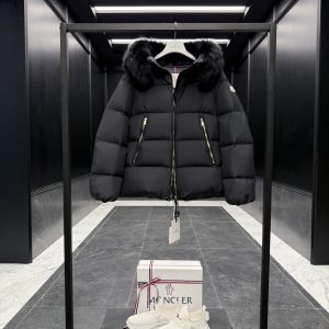 Moncler Laichefur hooded short down jacket. Filled with goose down. Extra-large fur collar. Original factory replacement fabric.