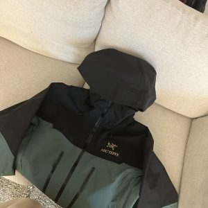 Arc'teryx seven-generation classic models in various colors